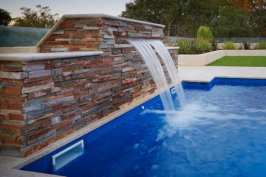 آبنما و تأثیر آن بر استخر زیبایی، آرامش و گردش آب با هم